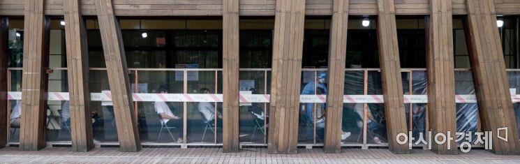 [포토]코로나19 검사 기다리는 시민들