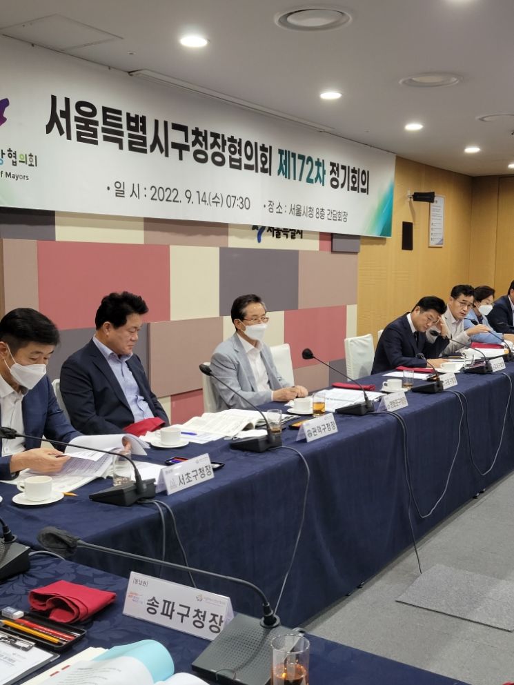 최호권 영등포구청장(왼쪽부터 세번째)가 마을버스 확대 운영 서울시 조례 개정 건의안을 설명했다.