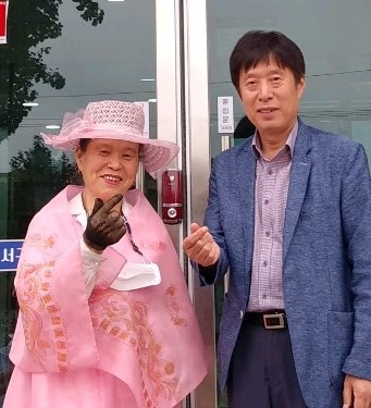 고순남 할머니가 안동 서구동 행정복지센터에 200만원을 기부하고 웃고 있다.