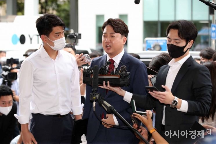 이준석 국민의힘 전 대표가 14일 서울 양천구 서울남부지방법원에서 열린 국민의힘 당헌 효력 정지 가처분 심문에 출석하며 입장을 밝히고 있다./국회사진기자단