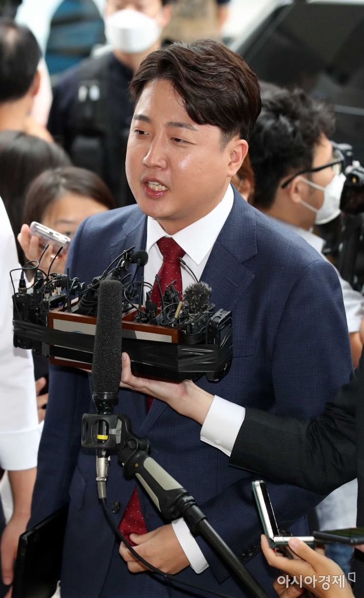 [단독]이준석, '성상납 의혹' 가세연 고소 11개월 만에 경찰 출석