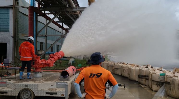 포항제철소 피해 복구작업을 지원 나온 소방공무원들이 대용량포 방사시스템을 활용하여 공장 내부의 물을 빼내고 있다.사진제공=포스코