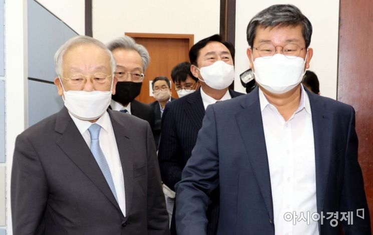 손경식 경총 회장과 김기문 중기중 회장이 14일 국회를 찾아 전해철 국회 환경노동위원회 위원장을 만나 노동계 현안에 대해 이야기를 나누기 위해 회담장으로 이동하고 있다./윤동주 기자 doso7@