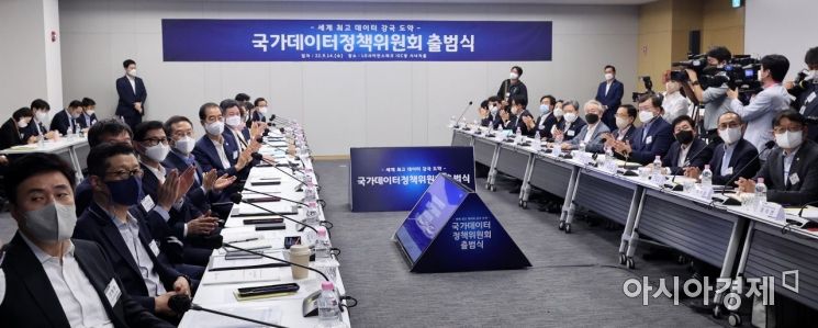 한덕수 국무총리가 14일 서울 강서구 LG사이언스파크에서 열린 제1차 국가데이터정책위원회 및 출범식에서 참석자들과 영상을 바라보고 있다./김현민 기자 kimhyun81@