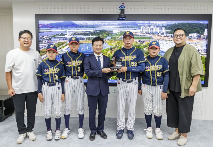 김태우 강서구청장(왼쪽 네 번째)이 14일 구청 집무실에서 강서리틀야구단으로부터 감사패를 전달받고 기념촬영을 하고 있다.