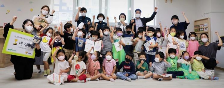 BGF리테일이 경찰청과 개최한 '2022 아동 안전 그림 공모전' 수상작 시상식.