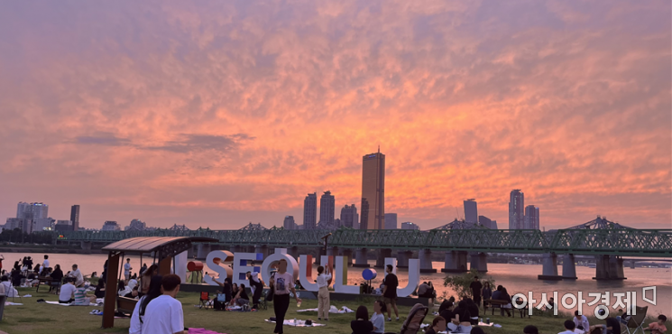 지난 12일 서울 용산구 노들섬 일대에 노을이 지고 있다. 사진=독자제공.