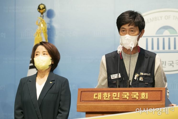 김형수 대우조선해양 거제통영고성지회 지회장이 15일 국회 소통관에서 ‘노란봉투법’(노동조합법 개정안)과 관련한 기자회견을 갖고 있다./윤동주 기자 doso7@