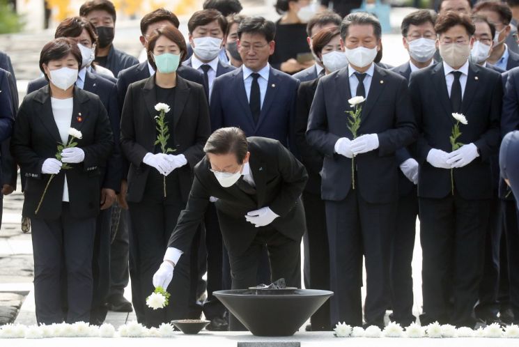 이재명 더불어민주당 대표 등 당 지도부가 14일 오후 경남 김해시 진영읍 봉하마을 고 노무현 전 대통령 묘역에서 참배하고 있다. [이미지출처=연합뉴스]