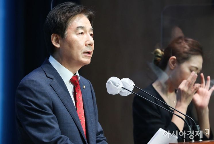 이용호 국민의힘 의원이 15일 국회 소통관에서 원내대표 출마 선언을 하고 있다./윤동주 기자 doso7@