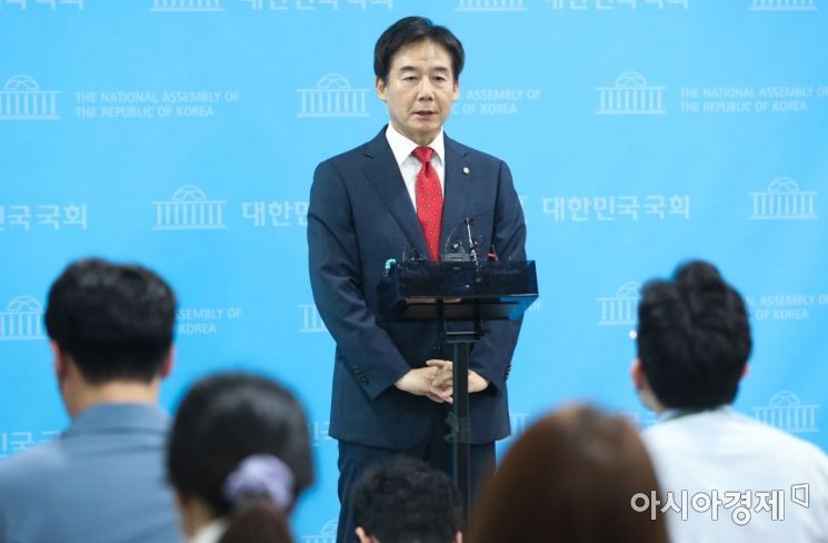 이용호 국민의힘 의원이 15일 국회 소통관에서 원내대표 출마 선언을 하고 있다./윤동주 기자 doso7@