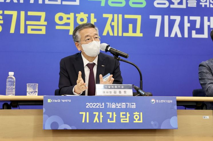 15일 열린 기자간담회에서 김종호 기술보증기금 이사장이 기보의 역할에 대해 설명하고 있다.