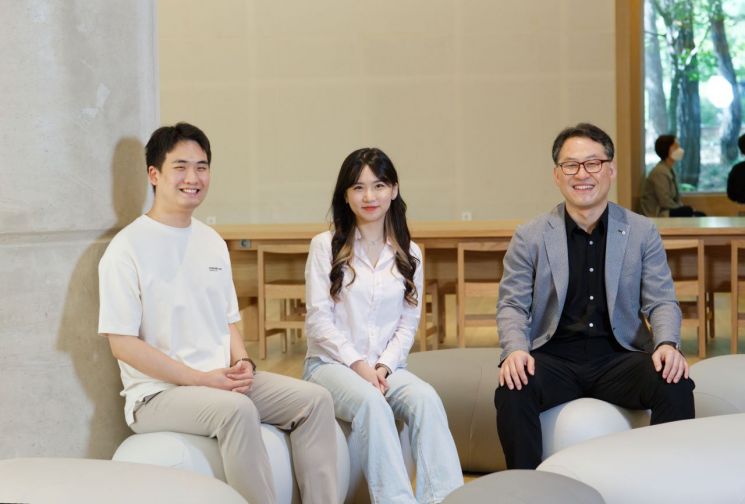 (오른쪽부터) 권태혁 교수, 이채규 연구원, 이채헌 연구원이 사진을 찍고 있다.