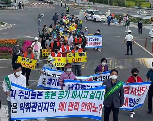 경남 창녕군 남지읍민들이 인근 함안 칠서산단 내 소각장 처리업체 건립 반대 집회를 갖고 있다. / 김욱 기자 assa113@