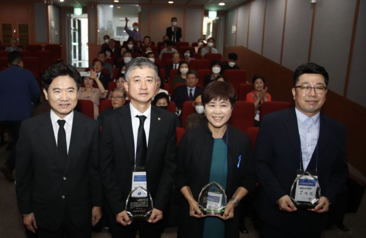 김대중 전남교육감, 미 캘리포니아주 5·18 준비위에 공로패 전달