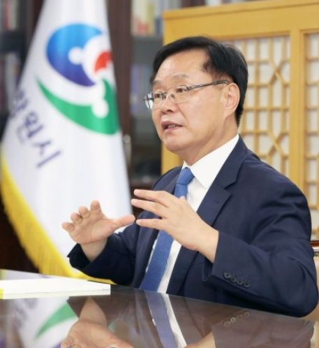 홍남표 창원시장이 창원특례시 발전 방안에 대해 말하고 있다.