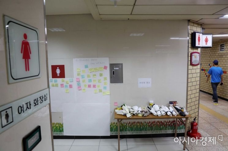 여성 역무원이 평소 자신을 스토킹하던 직장 동료에게 살해당한 서울지하철 2호선 신당역 여자 화장실 입구에 시민들의 추모 발길이 이어지고 있다. /문호남 기자 munonam@