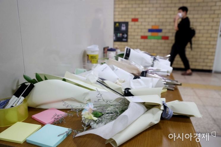 신당역 여자 화장실 입구에 시민들의 추모 발길이 이어지고 있다. /문호남 기자 munonam@
