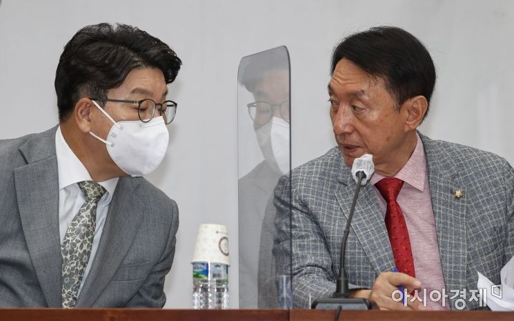 권성동 국민의힘 원내대표가 16일 국회에서 열린 원내대책회의에 참석, 회의 시작에 앞서 김석기 사무총장과 이야기를 나누고 있다./윤동주 기자 doso7@