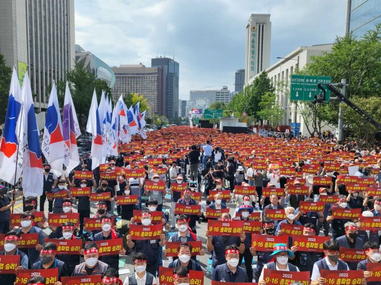 [포토] 금융노조 총파업 광화문서 집회, 용산 행진 예정