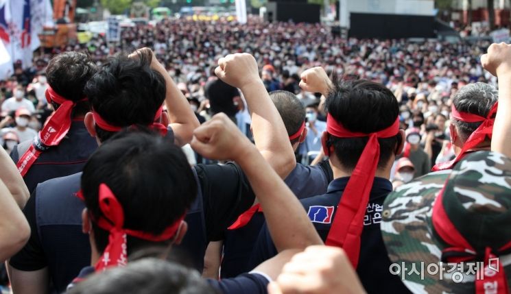 전국금융산업노동조합(금융노조) 조합원들이 지난 9월16일 서울 광화문 세종대로에서 총파업 결의대회를 하고 있는 모습. 금융노조는 당시 공공기관 혁신안 폐기 등을 주장했다.