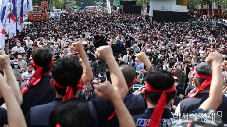 전국금융산업노동조합(금융노조) 조합원들이 16일 서울 광화문 세종대로에서 총파업 결의대회를 하고 있다. 시중은행과 산업은행(산은) 등 국책은행 노조를 포함한 금융노조는 이날 2016년 9월 이후 6년만에 파업에 들어갔다./김현민 기자 kimhyun81@