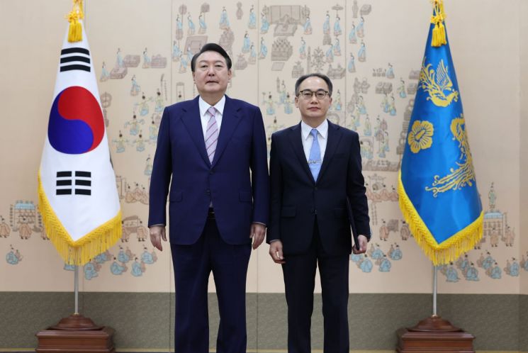 윤석열 대통령이 16일 오전 서울 용산 대통령실 청사에서 이원석 검찰총장에게 임명장을 수여한 뒤 기념촬영을 하고 있다. [이미지출처=연합뉴스]