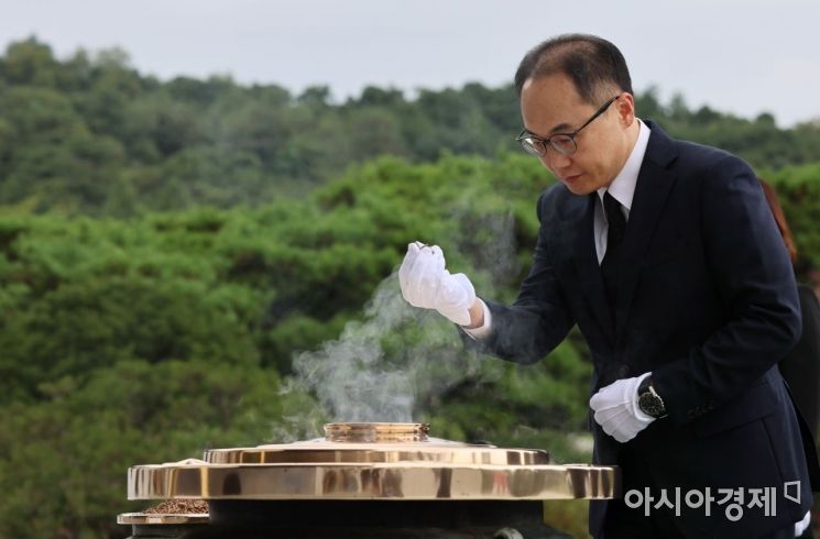 이원석 신임 검찰총장이 16일 서울 동작구 서울현충원을 찾아 현충탑에 참배하고 있다./윤동주 기자 doso7@