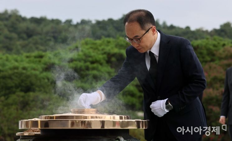 이원석 신임 검찰총장이 16일 서울 동작구 국립서울현충원을 찾아 현충탑에 참배하고 있다./윤동주 기자 doso7@