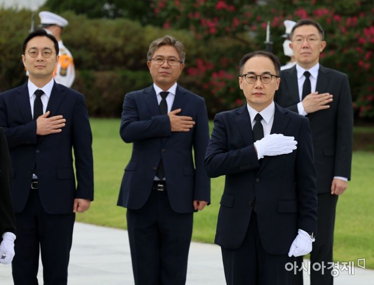 이원석 신임 검찰총장이 16일 서울 동작구 서울현충원을 찾아 현충탑에 참배 후 국기에 대한 경례를 하고 있다./윤동주 기자 doso7@