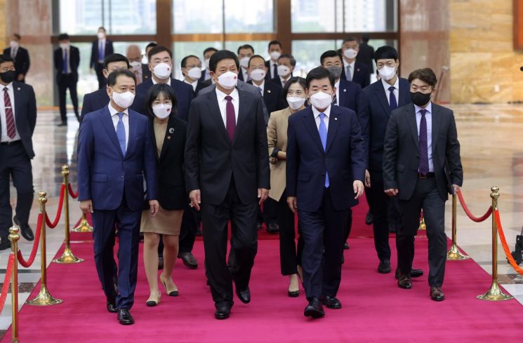 김진표 "한중일 국회의장 회의 개최"…리잔수 "첨단 기술 협력 심화"(종합)