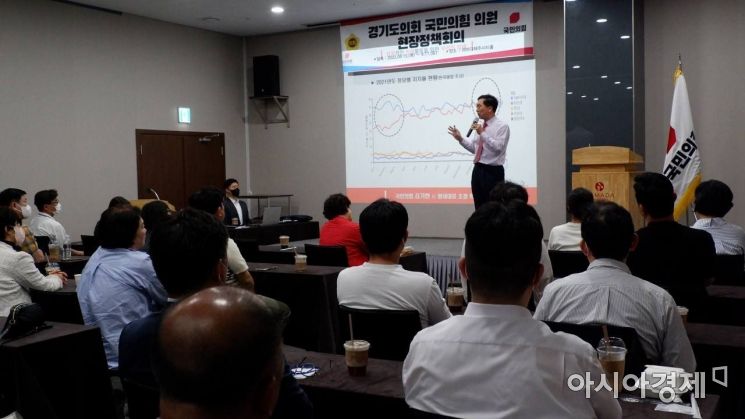 김기현 국민의힘 의원이 16일 제주시 라마다제주 시티홀에서 열린 국민의힘 경기도의회 의원 워크숍에서 '성공적인 의정활동을 위한 우리의 자세'를 주제로 특강을 하고 있다./사진=김기현 의원실