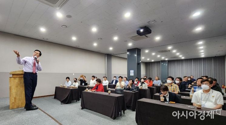 김기현 국민의힘 의원이 16일 제주시 라마다제주 시티홀에서 열린 국민의힘 경기도의회 의원 워크숍에서 '성공적인 의정활동을 위한 우리의 자세'를 주제로 특강을 하고 있다./사진=김기현 의원실