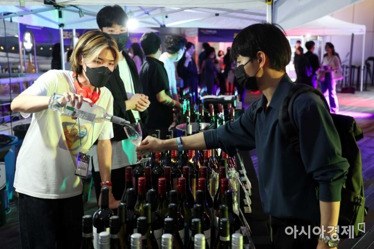 아시아경제 주최로 ‘2022 글로벌 와인 앤 푸드 트립’이 16일 서울 서초구 세빛섬 플로팅아일랜드에서 열리고 있다. /문호남 기자 munonam@