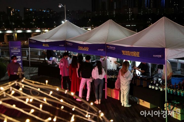 아시아경제 주최로 ‘2022 글로벌 와인 앤 푸드 트립’이 16일 서울 서초구 세빛섬 플로팅아일랜드에서 열리고 있다. /문호남 기자 munonam@
