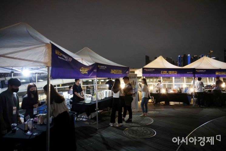 아시아경제 주최로 ‘2022 글로벌 와인 앤 푸드 트립’이 16일 서울 서초구 세빛섬 플로팅아일랜드에서 열리고 있다. /문호남 기자 munonam@