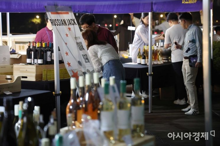 아시아경제 주최로 ‘2022 글로벌 와인 앤 푸드 트립’이 16일 서울 서초구 세빛섬 플로팅아일랜드에서 열리고 있다. /문호남 기자 munonam@