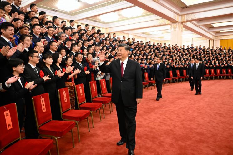 지난해 8월 시진핑 중국 국가주석이 베이징의 인민대회당에서 열린 모범 공무원 표창식 행사에 참석해 참석자들을 만나고 있다. [사진=연합뉴스]