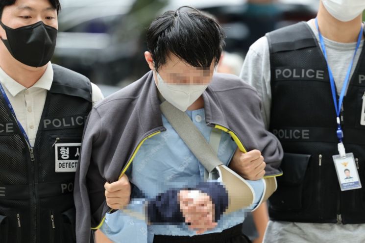 서울 지하철 2호선 신당역 여자 화장실에서 20대 동료 여성 역무원을 살해한 전 모씨가 16일 오후 구속 전 피의자 심문(영장실질심사)을 받기 위해 서울 서초동 서울중앙지법 법정으로 들어가고 있다. 사진=연합뉴스