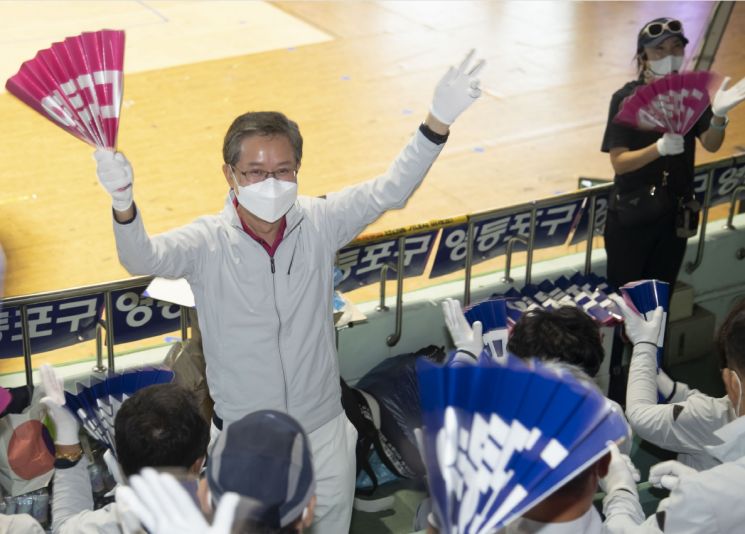 [포토]최호권 영등포구청장,서울시민체육대축전 영등포구 응원단장  