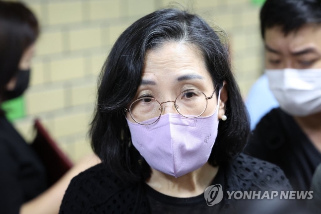 신당역을 방문한 여성가족부 김현숙 장관은 '이번 사건을 여성혐오 범죄로 보느냐'는 질문에 "저는 그렇게 보지 않는다"며 "남성과 여성의 이중 프레임으로 보는 것에 동의하지 않는다"고 답했다. 사진=연합뉴스