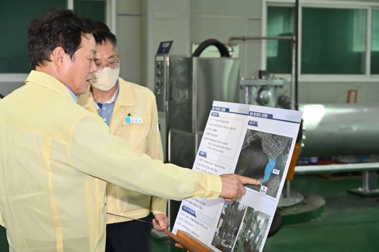 경남 창원시 진해구 용원배수장의 태풍 대응 점검에 나선 박완수 경남도지사.