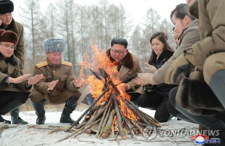 北 김정은 부인 리설주 '백두산 혈통 우상화' 선전물 등장