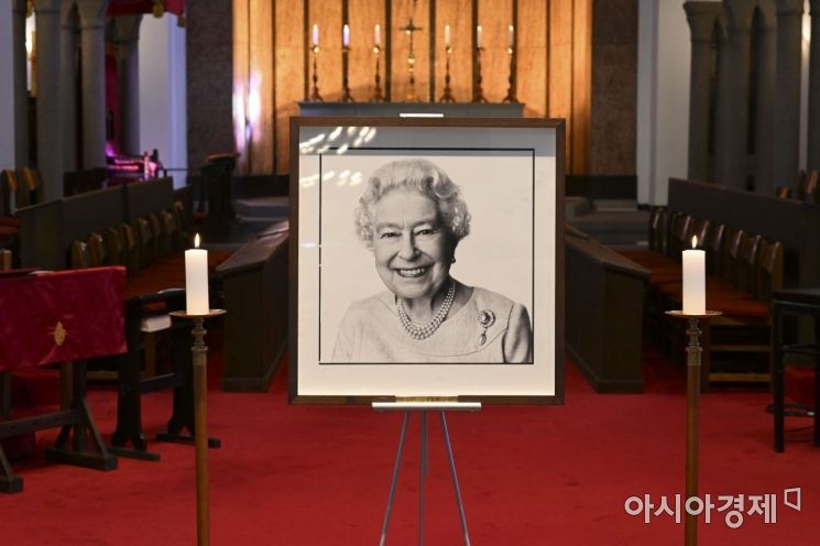 18일 서울 중구 대한성공회 서울주교좌성당에서 거행된 엘리자베스 2세 여왕 추모 예배에 여왕 초상이 준비돼있다./사진공동취재단