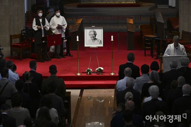 18일 서울 중구 대한성공회 서울주교좌성당에서 거행된 엘리자베스 2세 여왕 추모 예배를 데이비드 월시 주교가 기도로 열고 있다./사진공동취재단