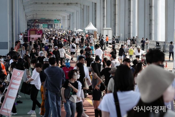 서울시는 서울 잠수교에서 '차 없는 잠수교 뚜벅뚜벅 축제'를 매년 진행 중이다. 사진은 축제에 참여한 시민들의 모습. 김현민 기자 kimhyun81@