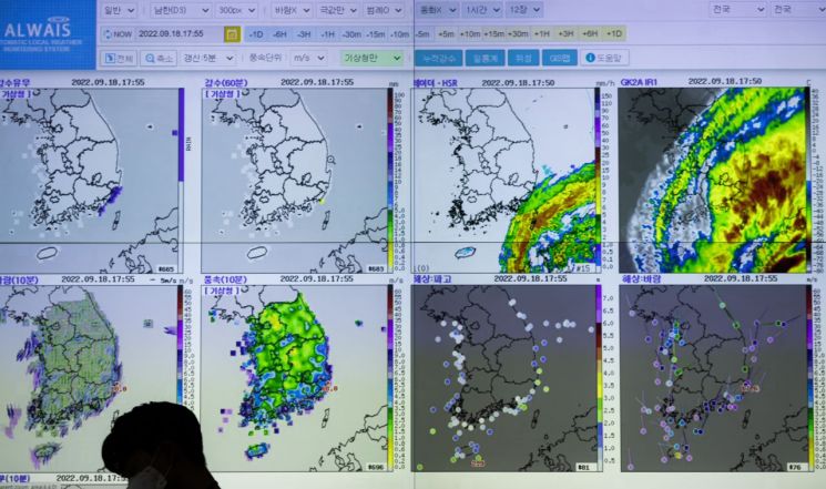On the afternoon of the 18th, weather information related to the northward approach of Typhoon Nanmadol No. 14 is displayed on the screen in the Situation Room of the Central Disaster and Safety Countermeasures Headquarters inside the Government Seoul Office in Jongno-gu, Seoul. [Image source=Yonhap News]