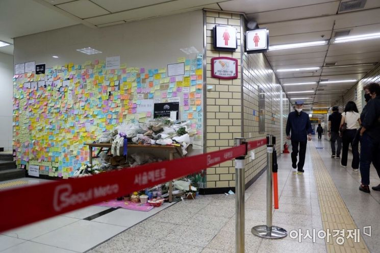 스토킹 끝에 20대 역무원을 살해한 사건이 발생한 서울지하철 2호선 신당역 여자 화장실에 지난해 9월19일 시민들의 추모 행렬이 이어지고 있다. /문호남 기자 munonam@