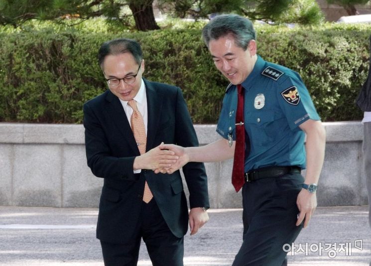 이원석 검찰총장이 19일 서울 서대문구 경찰청을 방문해 윤희근 경찰청장과 인사하고 있다./김현민 기자 kimhyun81@