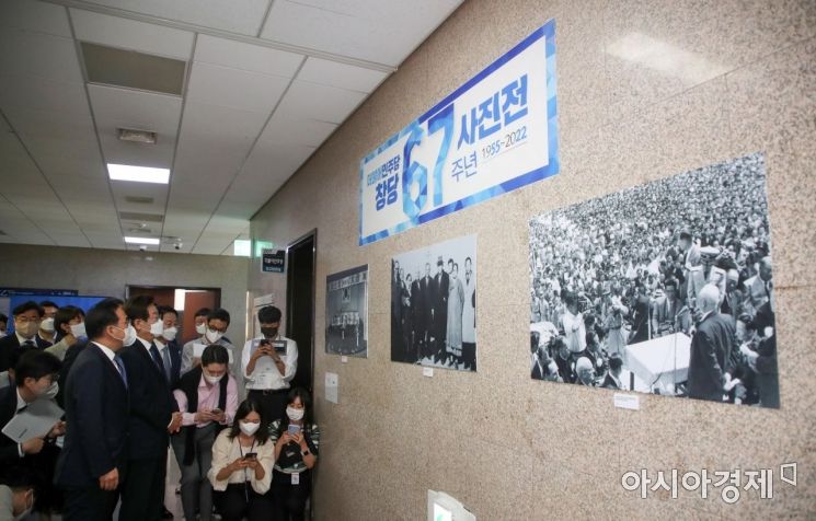 이재명 더불어민주당 대표와 박홍근 원내대표가 19일 국회 당 대표실 복도에서 전시중인 더불어민주당 창당 67주년 사진전을 관람하고 있다./윤동주 기자 doso7@